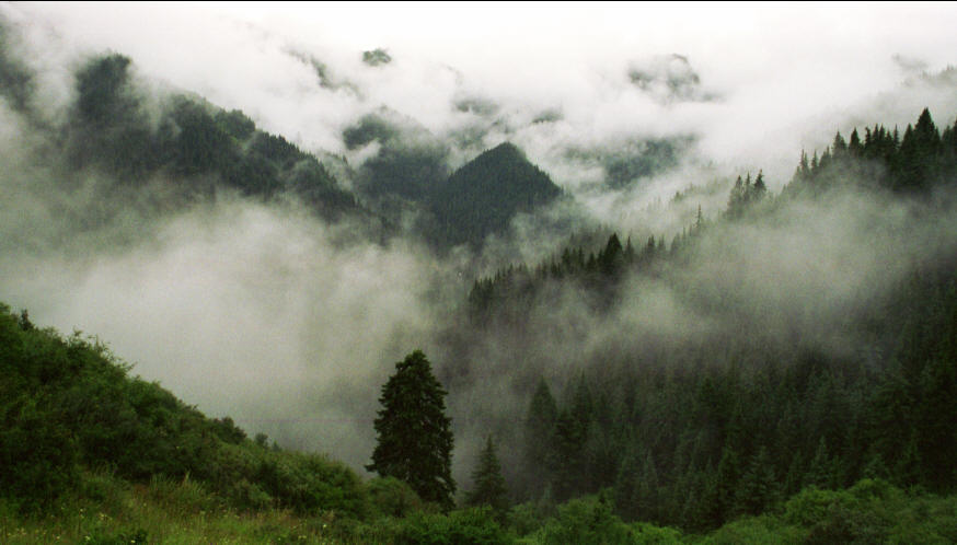 Songpan, zicht op de bergen in de mist